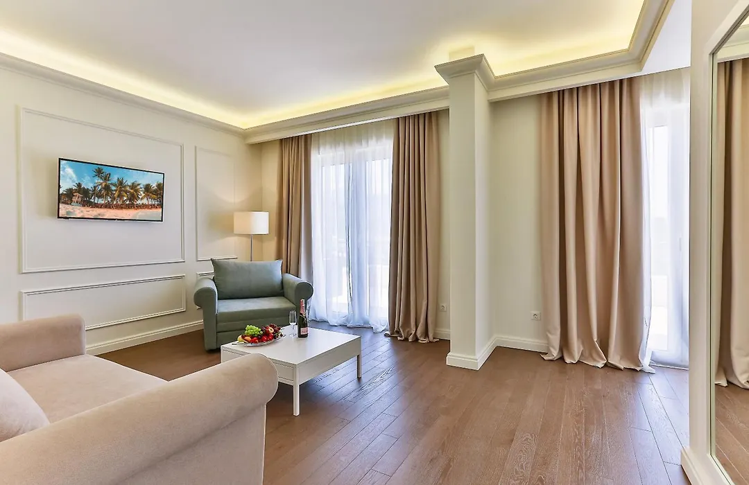 Hotel Crown-1